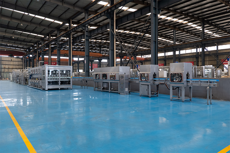 大瓶水灌装生产线增添人们的美味视觉感